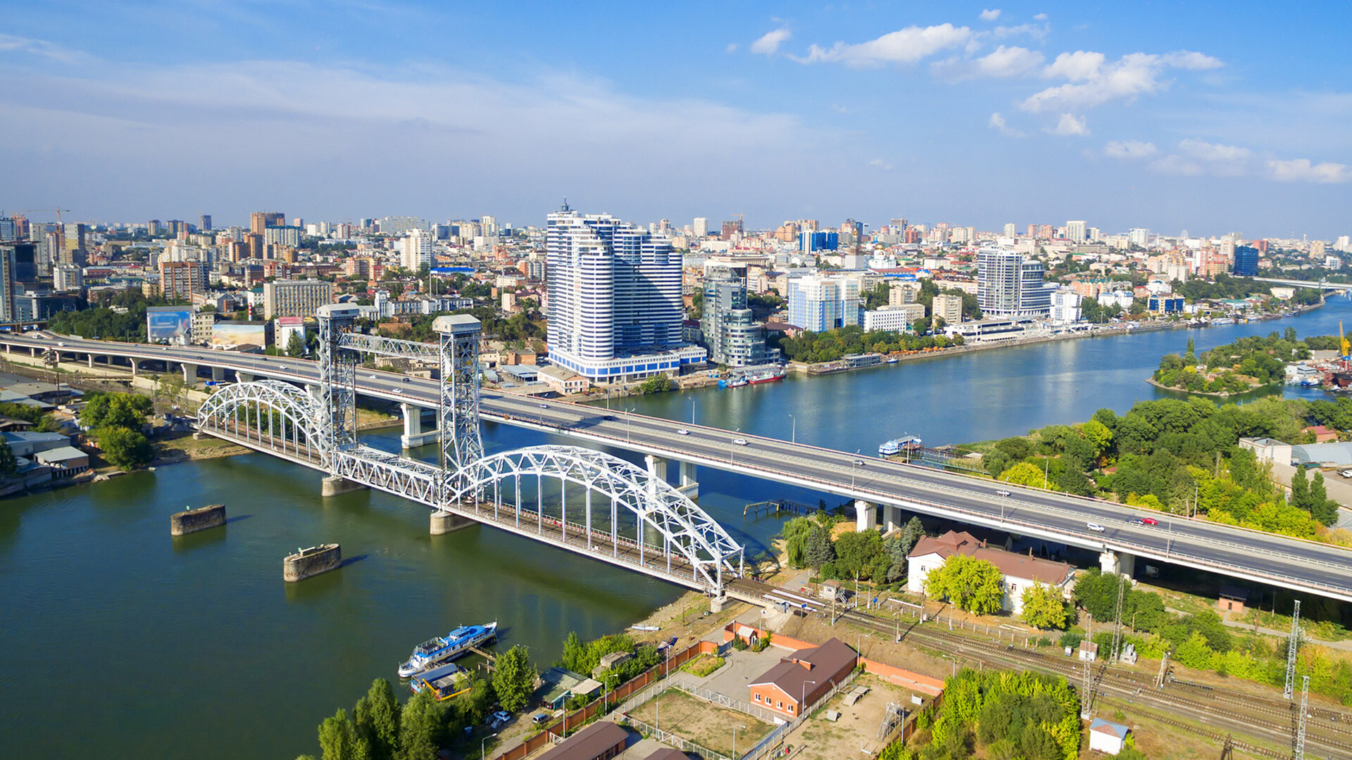 Vista di Rostov sul Don con il nuovo ponte automobilistico Temernítskij, costruito tra il 2007 e il 2010, accanto al vecchio ponte sollevabile della ferrovia