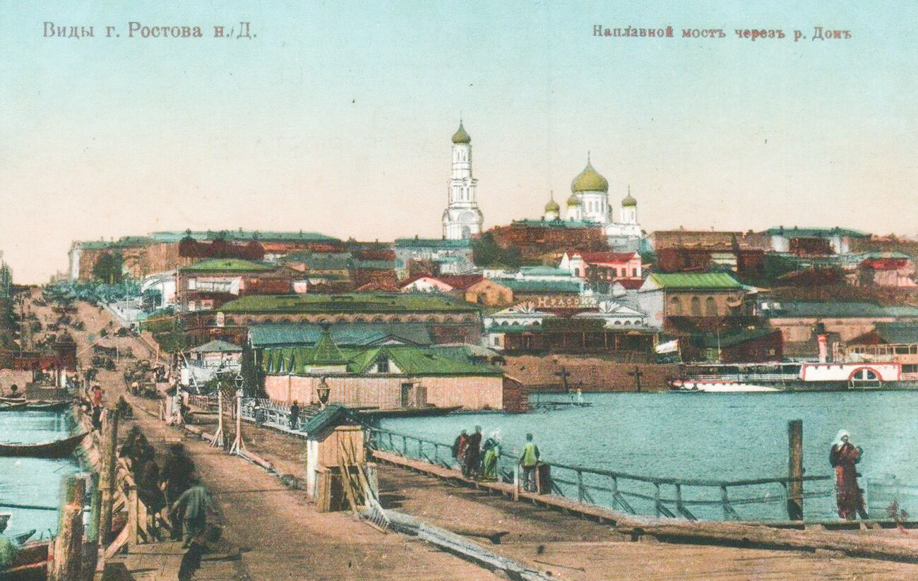 Rostov sul Don prima della Rivoluzione di Ottobre del 1917, con in primo piano il ponte di barche. La città fu fondata il 15 dicembre 1749 su ordine dell’imperatrice Elisabetta di Russia