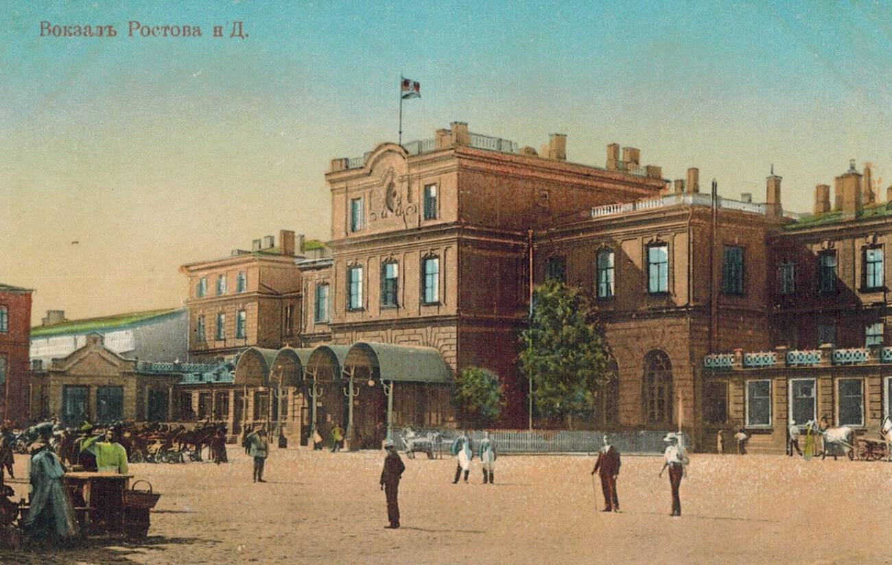L’antico edificio della stazione ferroviaria di Rostov sul Don, inaugurata nel 1876. Danneggiata gravemente nella Seconda guerra mondiale è stata poi sostituita da quella moderna alla fine degli anni Settanta