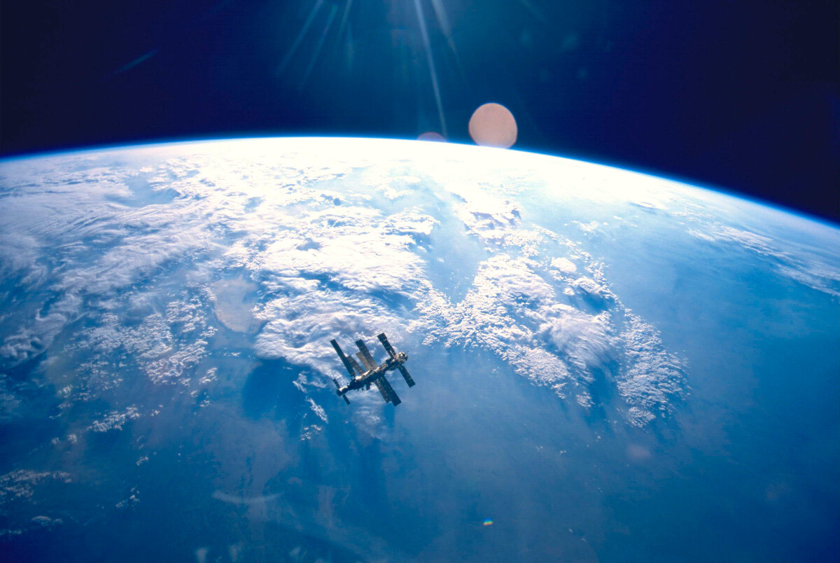 Vesoljska postaja 'Mir' v orbiti, ki jo je leta 1995 fotografiral Atlantis STS-71
