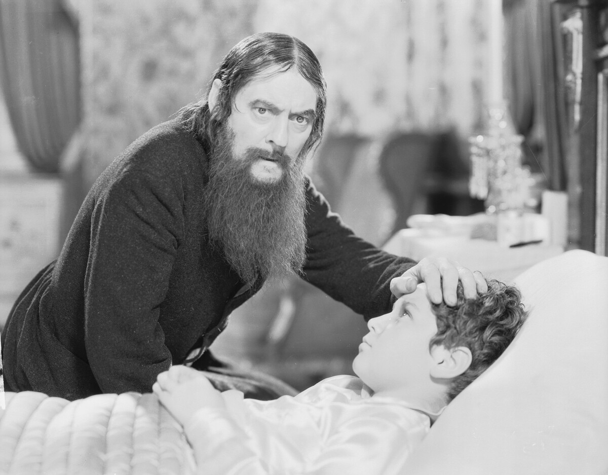 皇太子アレクセイを治療するラスプーチン、映画「怪僧ラスプーチン」からのシーン