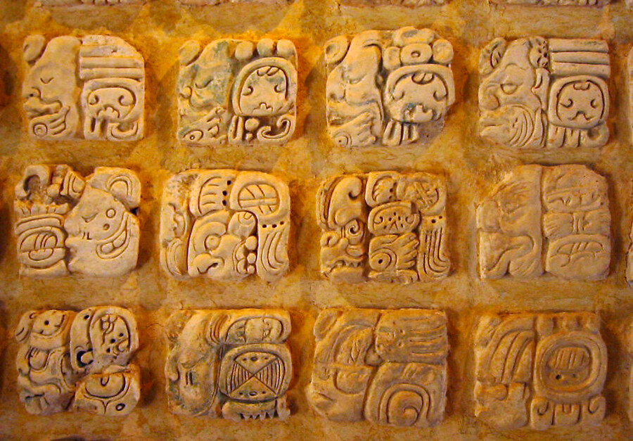 Каменные иероглифы майя из экспозиции Археологического музея Паленке, Мексика