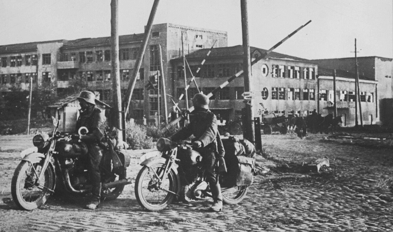 Deutsche Truppen in der eroberten Stadt.
