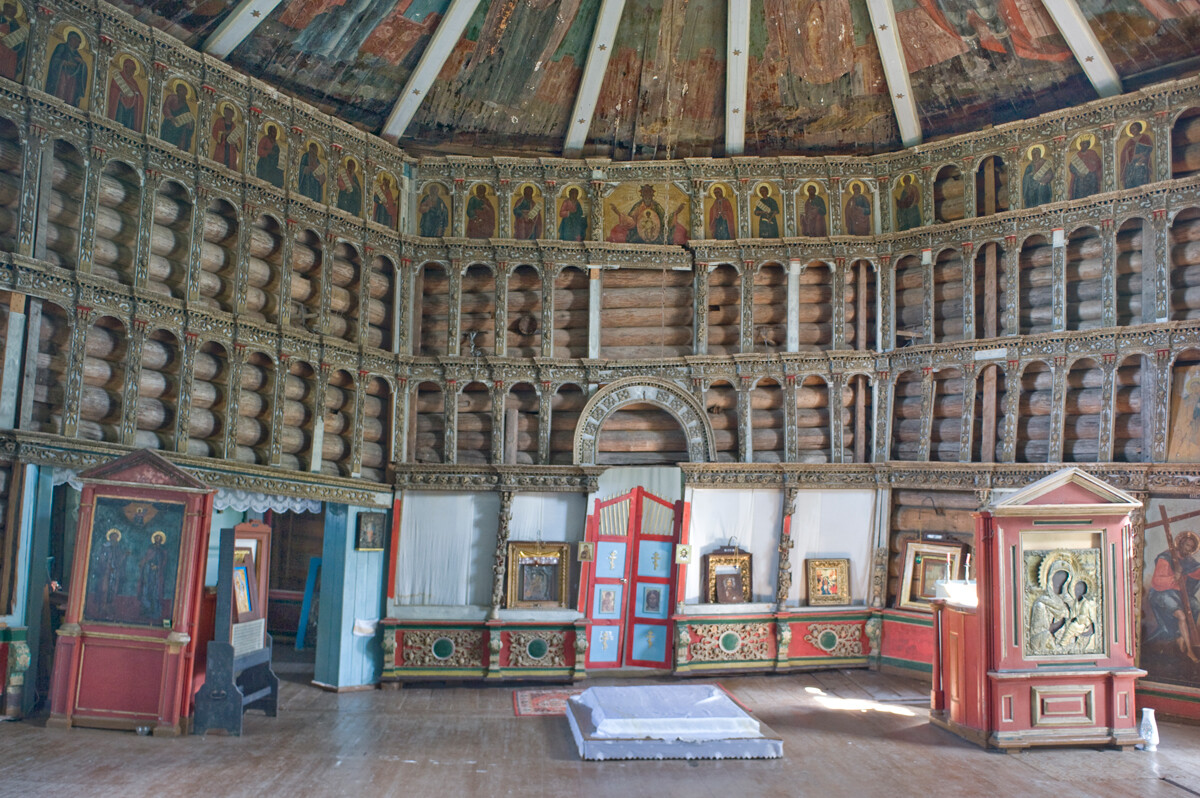 Oshevensk. Iglesia de la Epifanía, interior. Vista al este hacia la pantalla de iconos. Notable inclinación del suelo causada por problemas con los troncos de la base. 14 de agosto de 2014.