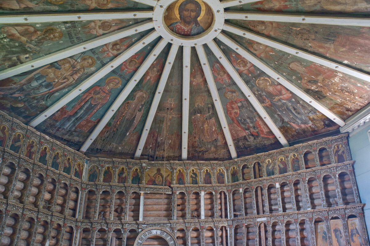 Oshevensk. Iglesia de la Epifanía, interior. Vista al este hacia la pantalla de iconos y el techo segmentado pintado (nebo) con la imagen de la Crucifixión en el centro. La fila superior de iconos sigue en su sitio. 14 de agosto de 2014.