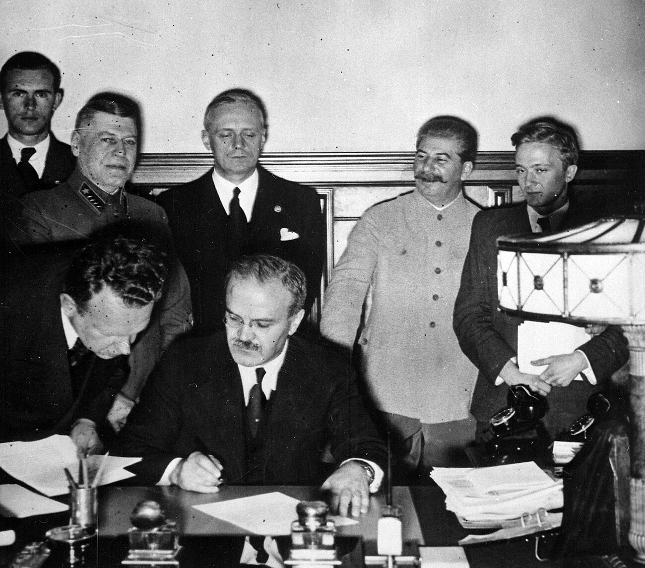 Der russische Außenminister Wjatscheslaw Molotow mit dem deutschen Minister von Ribbentrop und Josef Stalin.