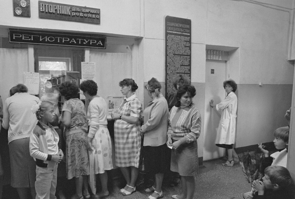 Pasien mengantre di poliklinik anak-anak, Orenburg, Uni Soviet, 13 Agustus 1988.