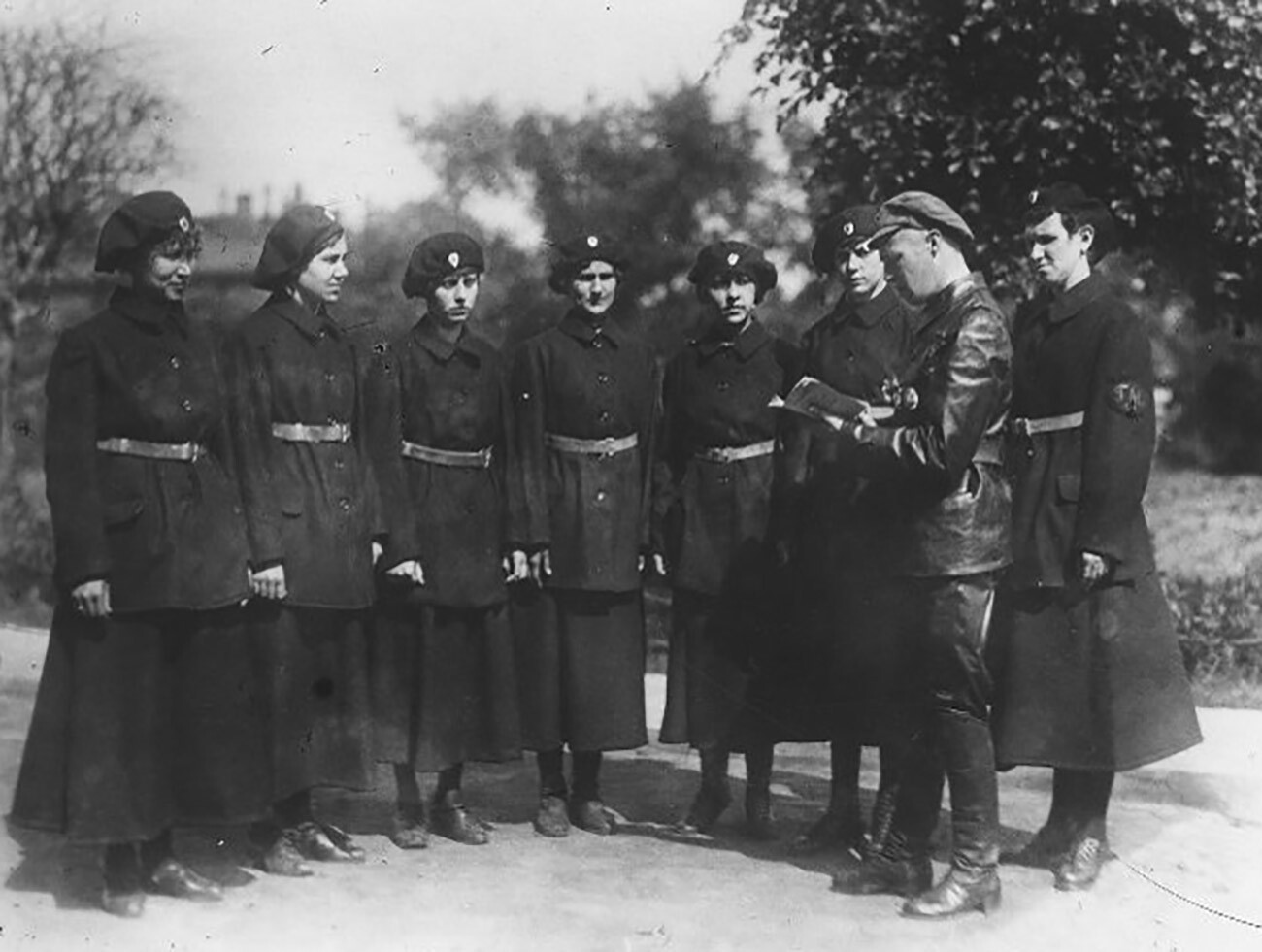 Eine aus Arbeiterinnen gebildete Polizeieinheit in Petrograd.