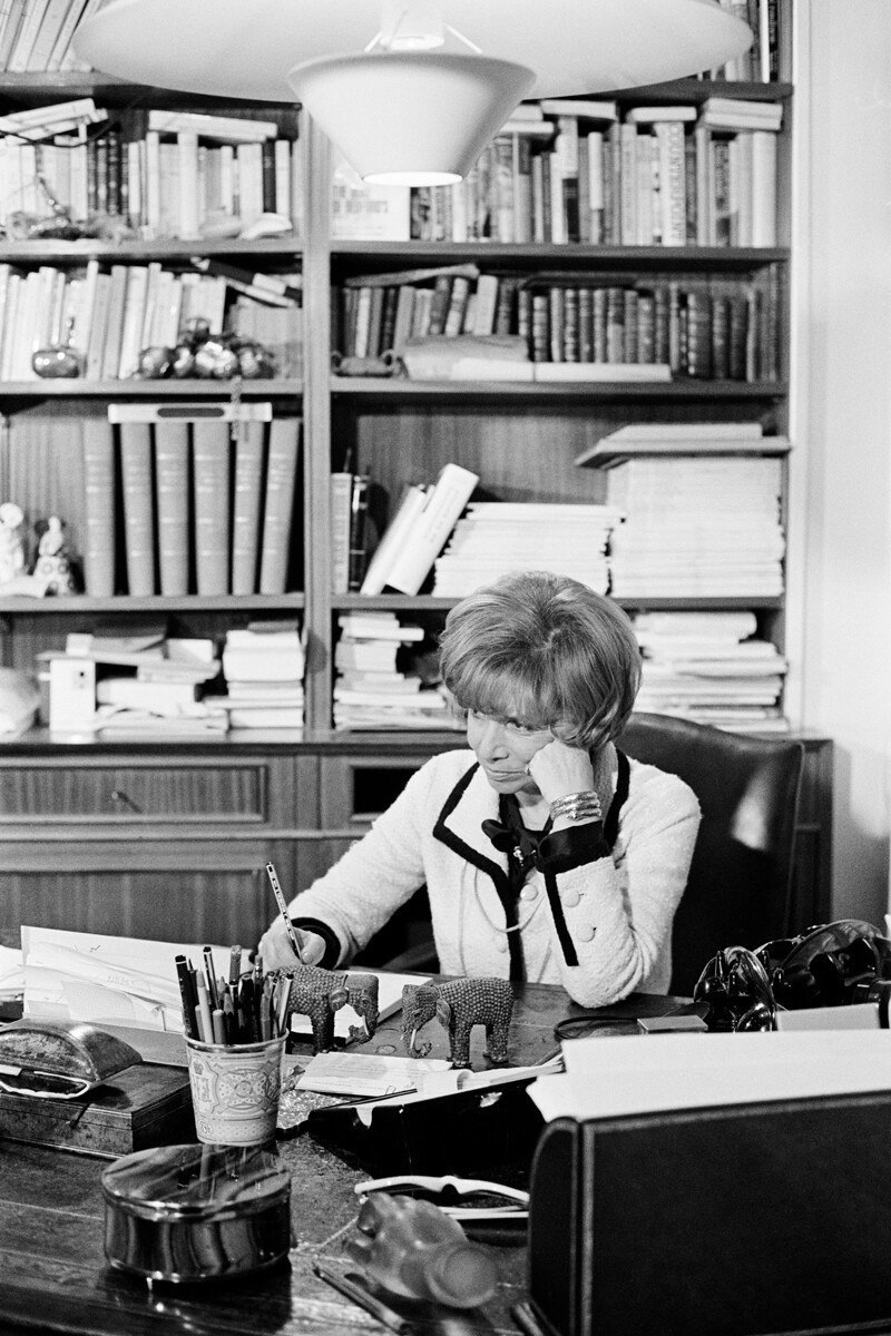 Hélène Lazareff à son bureau en 1972
