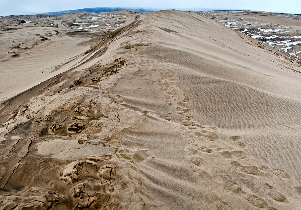 Čarska puščava v narodnem parku Kodar v Kalarskem okrožju Zabajkalskega okraja. To je geološki naravni spomenik geomorfološkega tipa zvezne ravni. Od leta 2010 je Čarska puščava uvrščena v projekt 