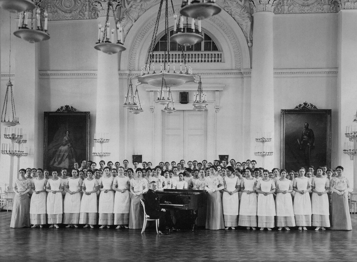 Študentke inštituta za plemenite deklice Smolni pri pouku glasbe, ok. 1913, zbirka Državnega muzeja Ermitaž v Sankt Peterburgu