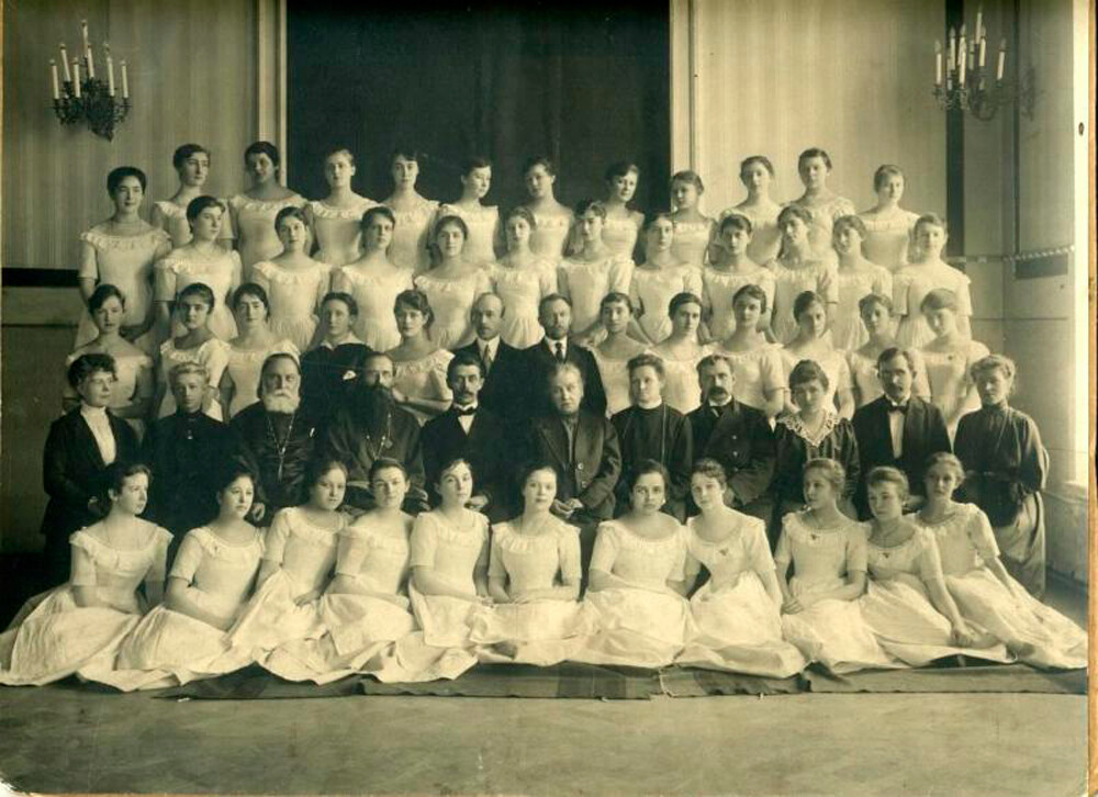 Skupinski portret deklet in učiteljev zaključnega razreda inštituta Smolni, 1918 