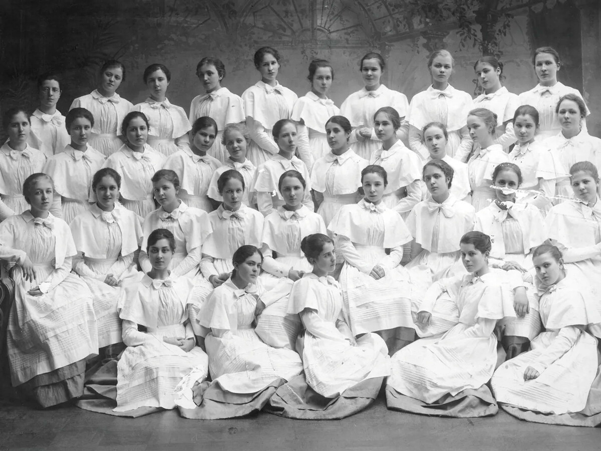 Ученички в Смолния институт през 1909 година 