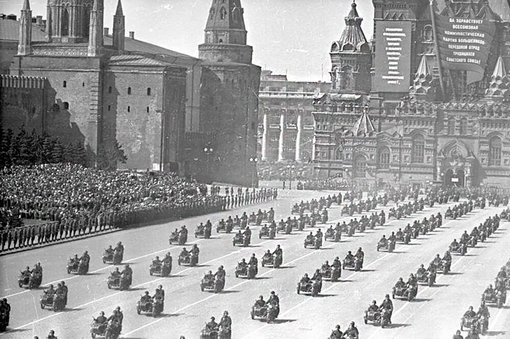 Parade militaire sur la place Rouge, bordant le Kremlin, 1940