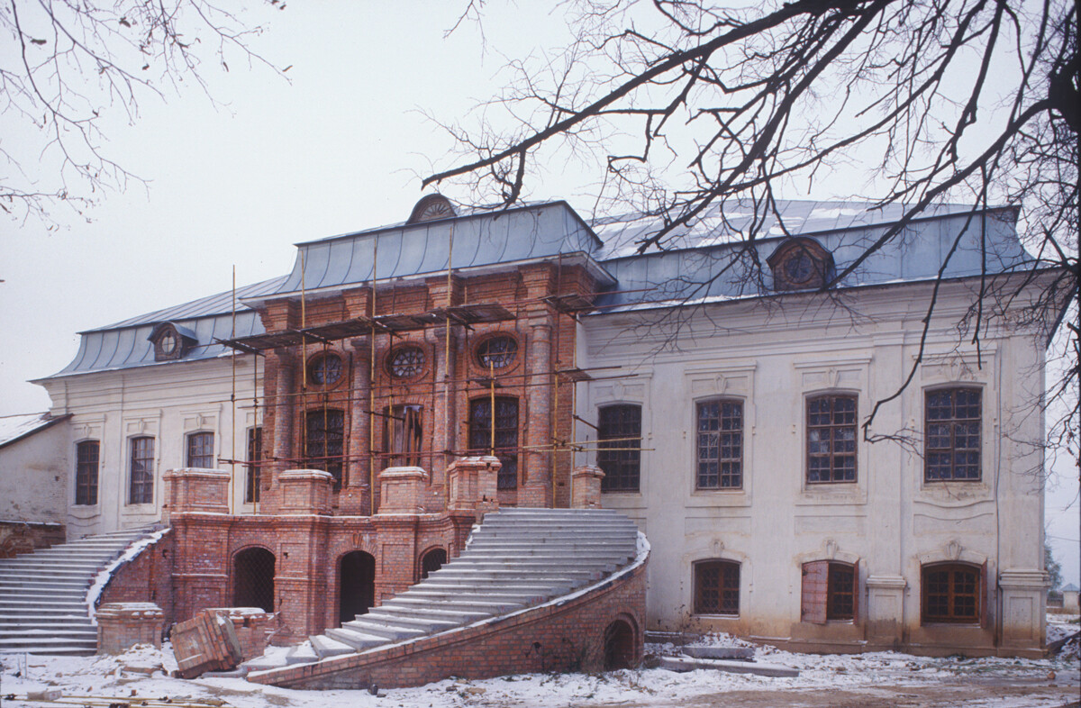 Khmelita estate. Grand manor house, park facade. October 15, 1992