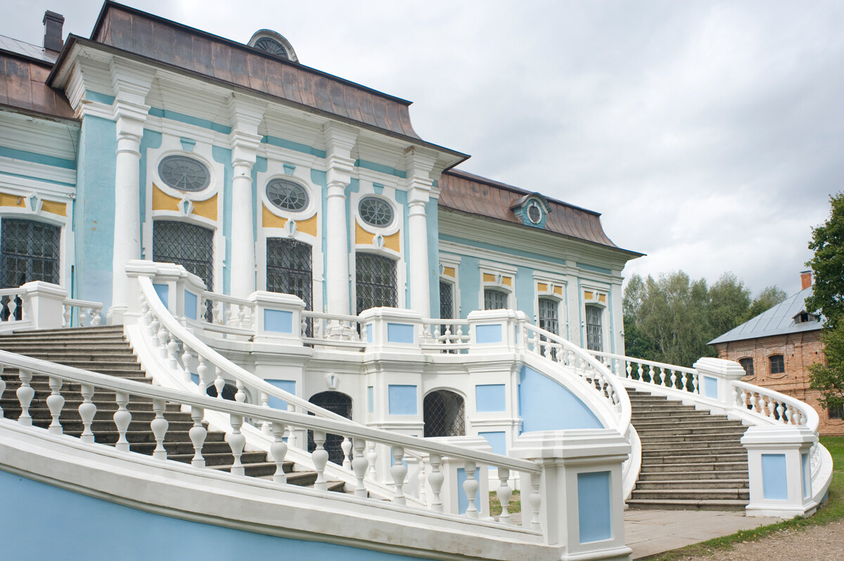 Khmelita estate. Grand manor house, park facade. August 23, 2012 