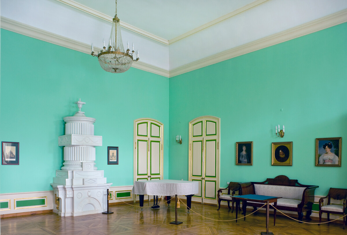 Khmelita estate. Manor house, main hall (ballroom) with white ceramic stove in neoclassical style. August 23, 2012 