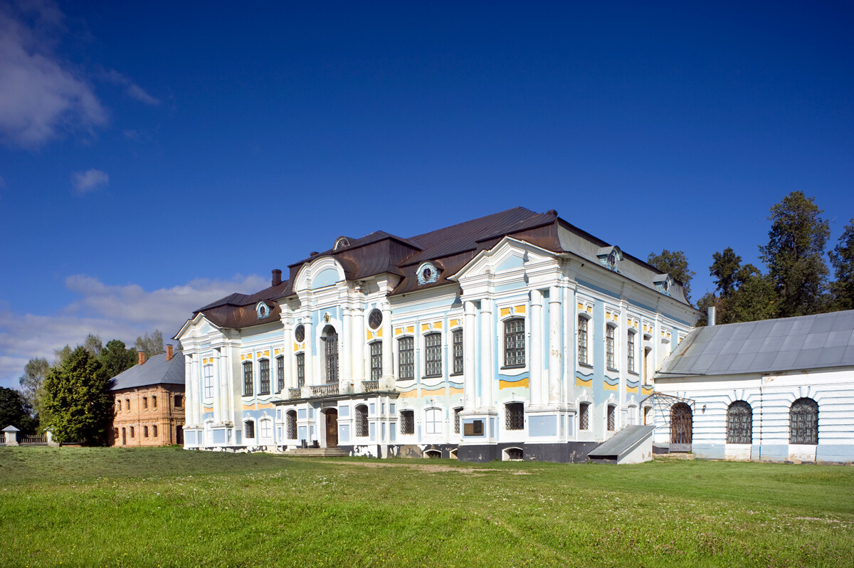 Khmelita estate (near Vyazma). Grand manor house, courtyard facade. August 23, 2012