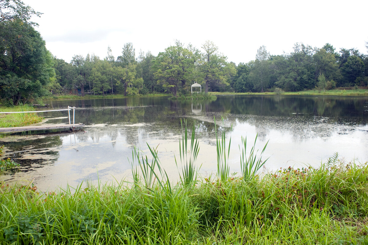 Khmelita estate. Pond in park. August 23, 2012 