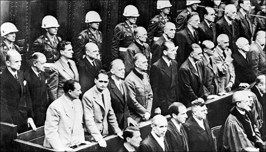 O julgamento dos criminosos de guerra nazistas.