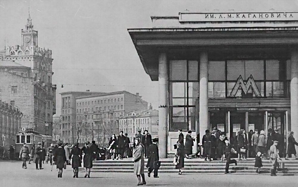 Метро-станицата „Кировскаја“ во четириесеттите години

