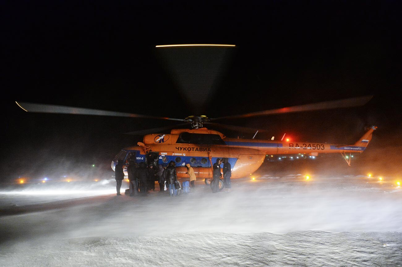 Un helicóptero de pasajeros en el aeródromo de Anádir.