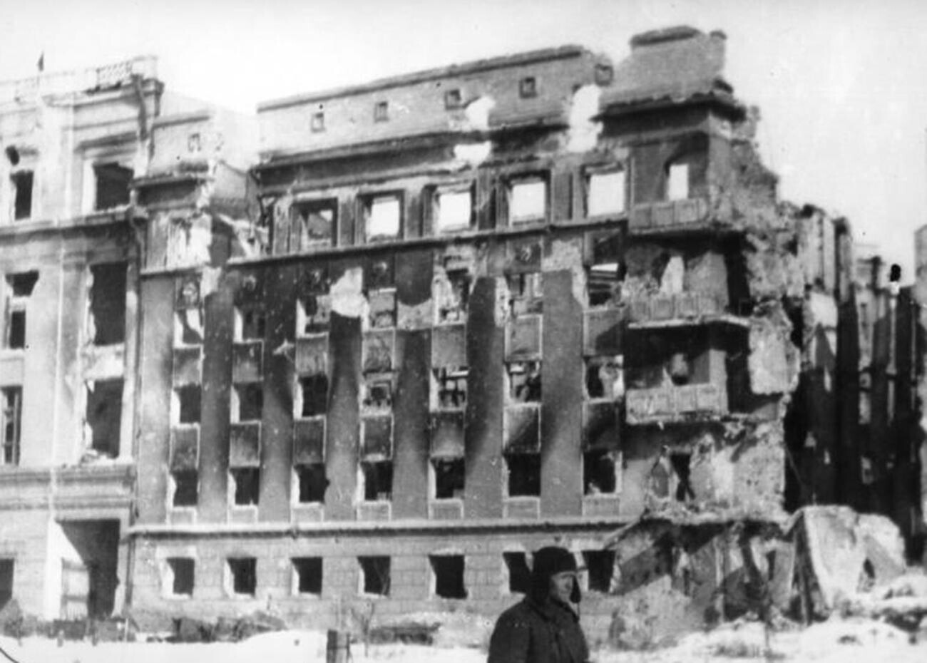 El edificio de los grandes almacenes en Stalingrado.

