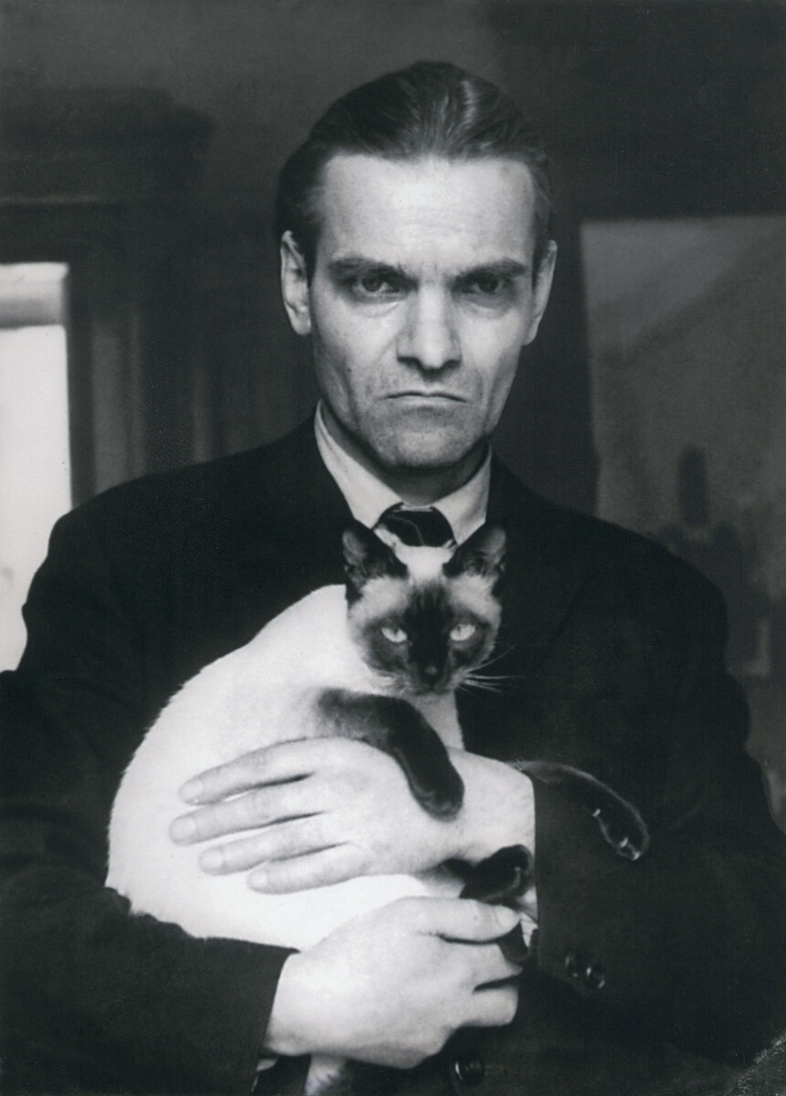 Jurij Knorosow und seine Katze Aspid.