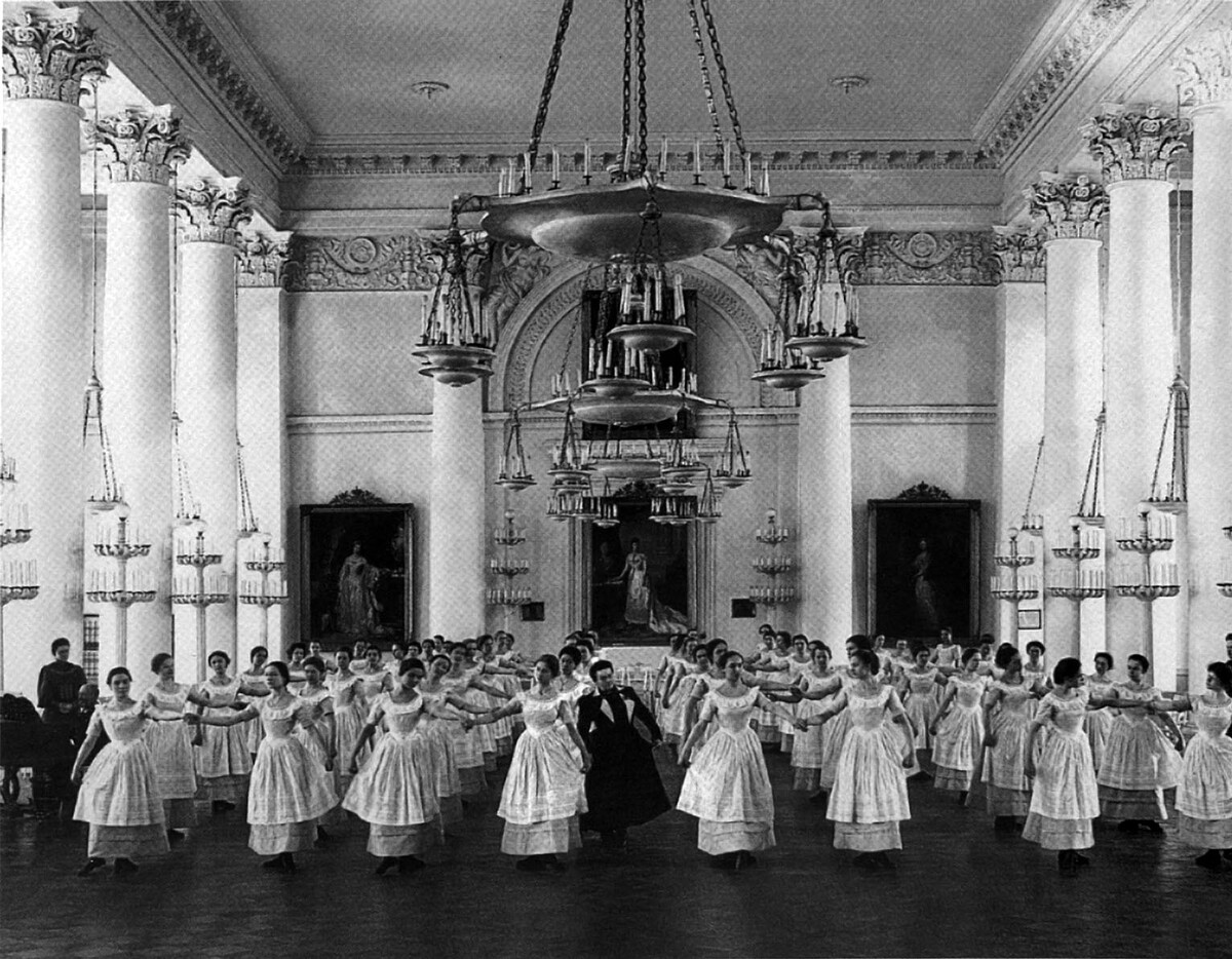 Воспитанницы Смольного института благородных девиц на уроке танцев, 1913