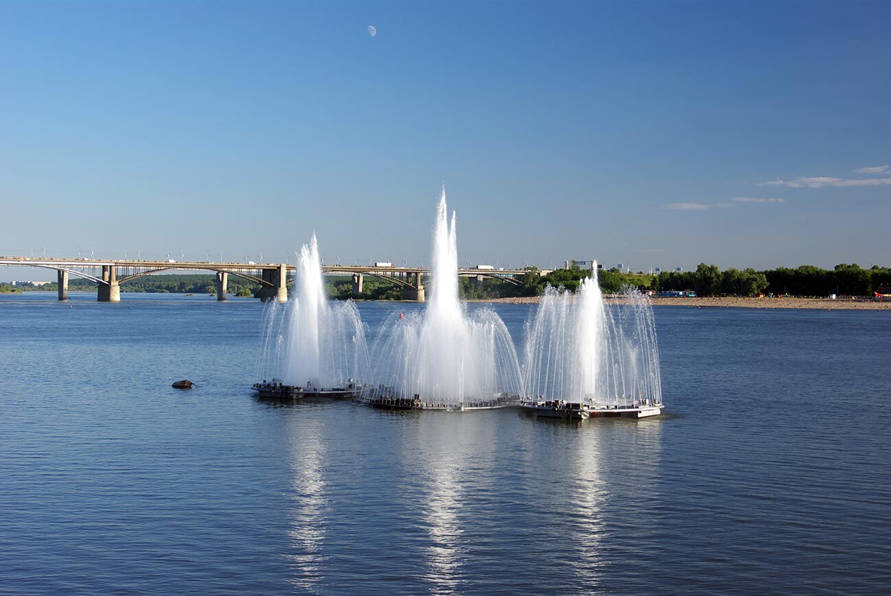 Fontaine flottante sur le fleuve Ob à Novossibirsk, en Sibérie

