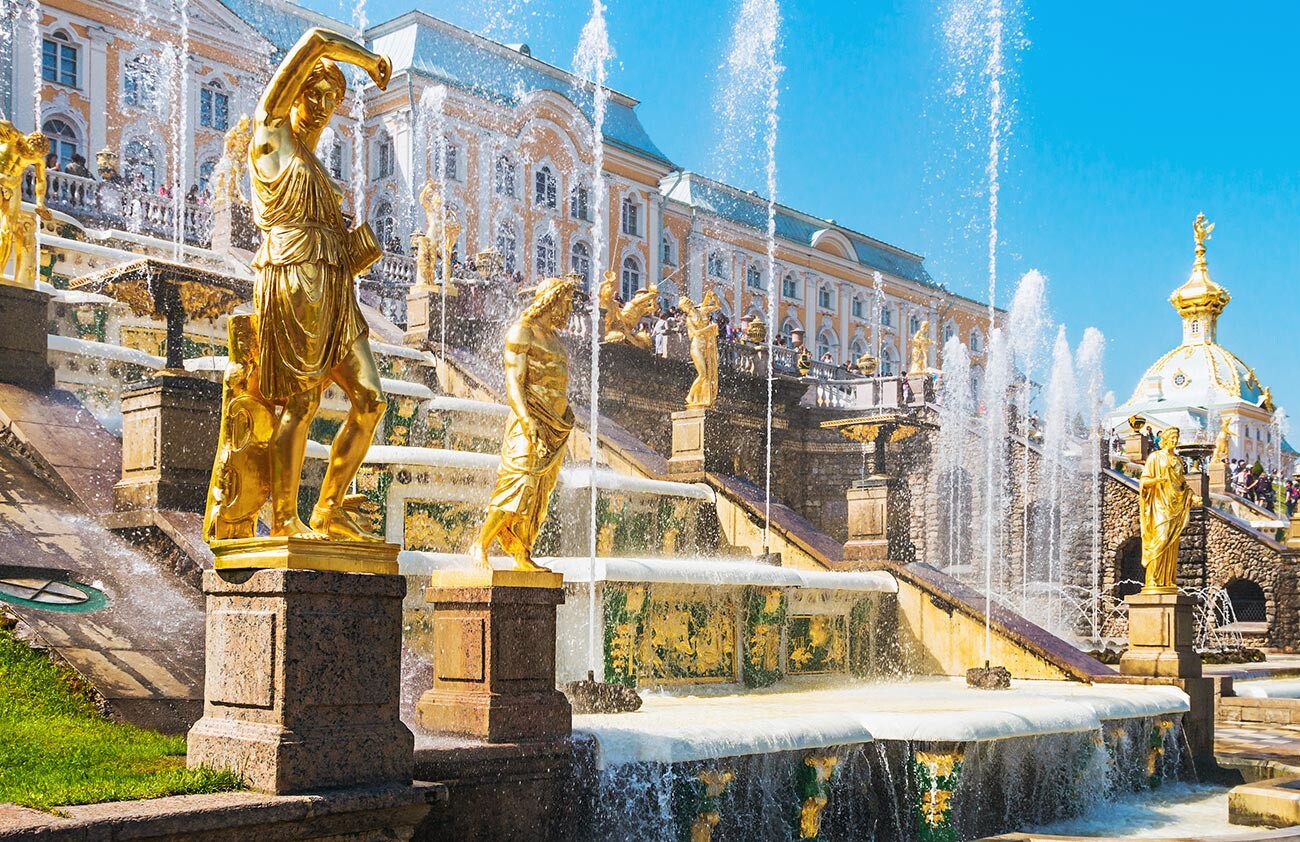 Fontaine « Grande cascade » à Peterhof, résidence impériale près de Saint-Pétersbourg

