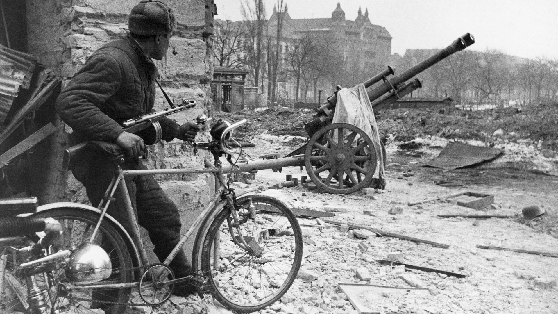 Hongrie. Budapest. 5 février 1945. Un soldat de l’Armée rouge observant les quartiers occupés par les nazis