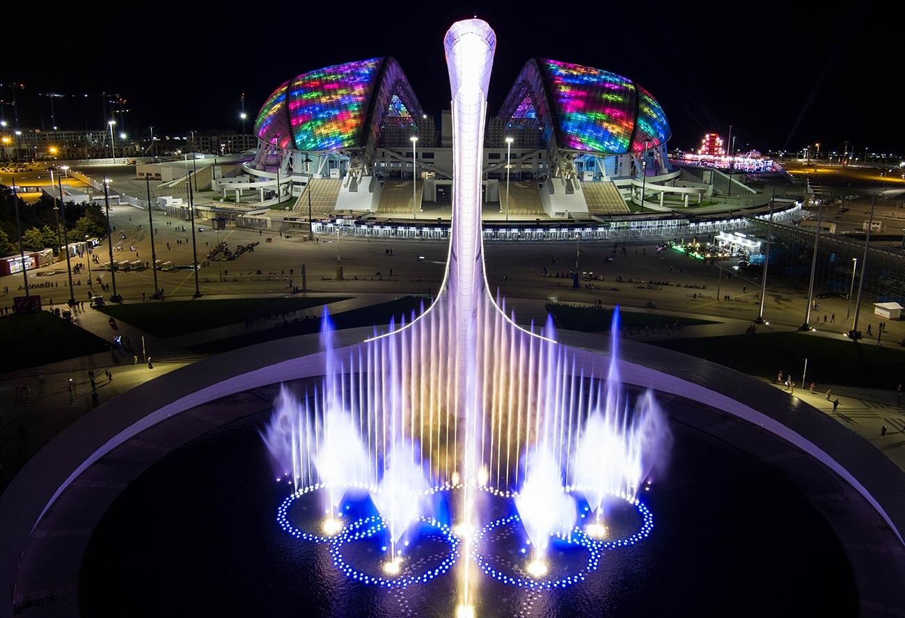 Pojoči vodnjaki na zveznem ozemlju Sirij. 25. marca 2020 je bilo v Krasnodarskem okraju po ločitvi mesta Soči ustanovljeno mestno okrožje Sirij. V okrožju se nahajajo olimpijski objekti in izobraževalni center Sirij.
