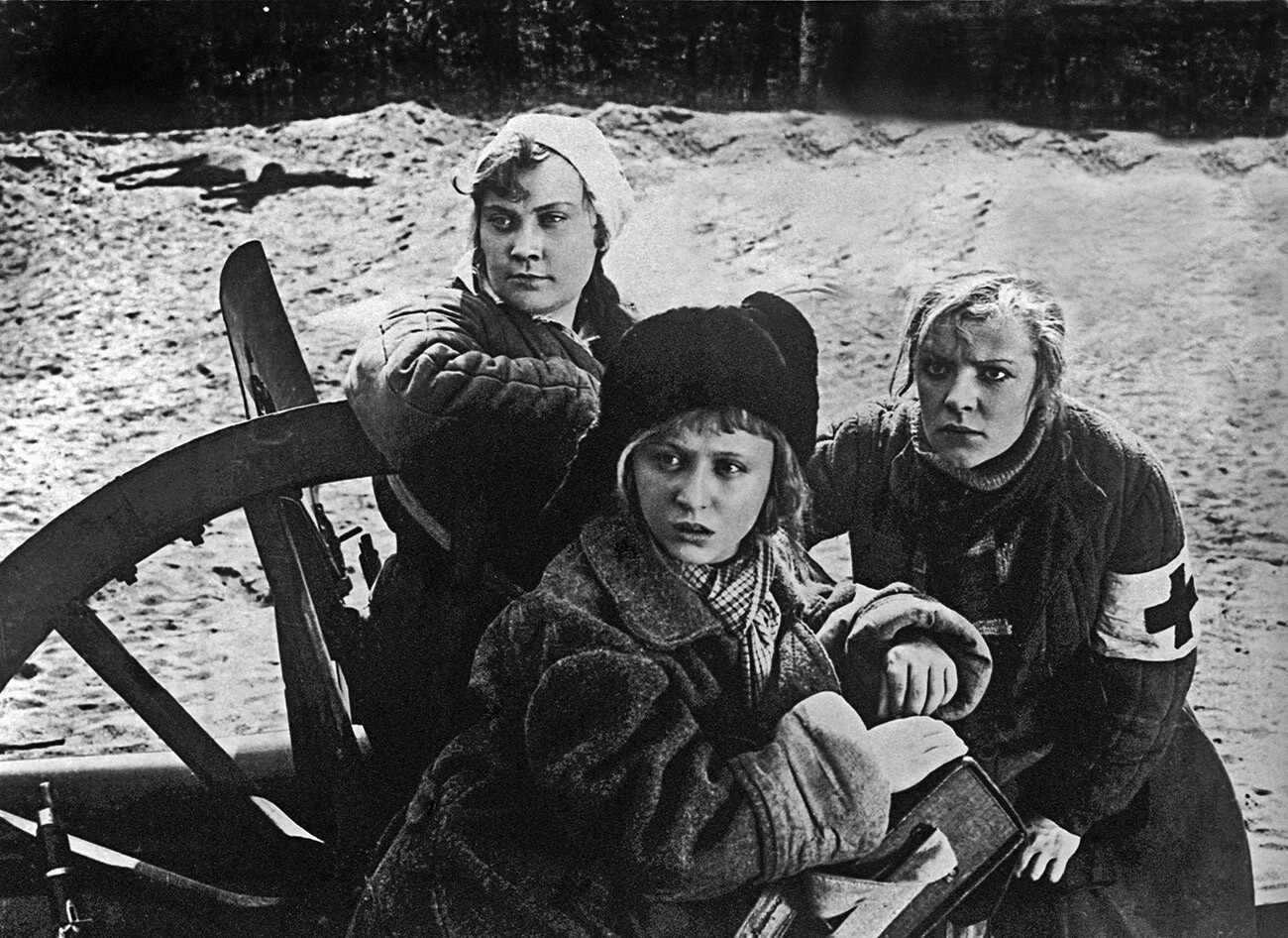 Posnetek iz filma Prijateljice. 1938. Režiser Leo Arnštam. Igrajo (od leve proti desni): Irina Zarubina, Janina Žejmo, Zoja Fjodorova. 