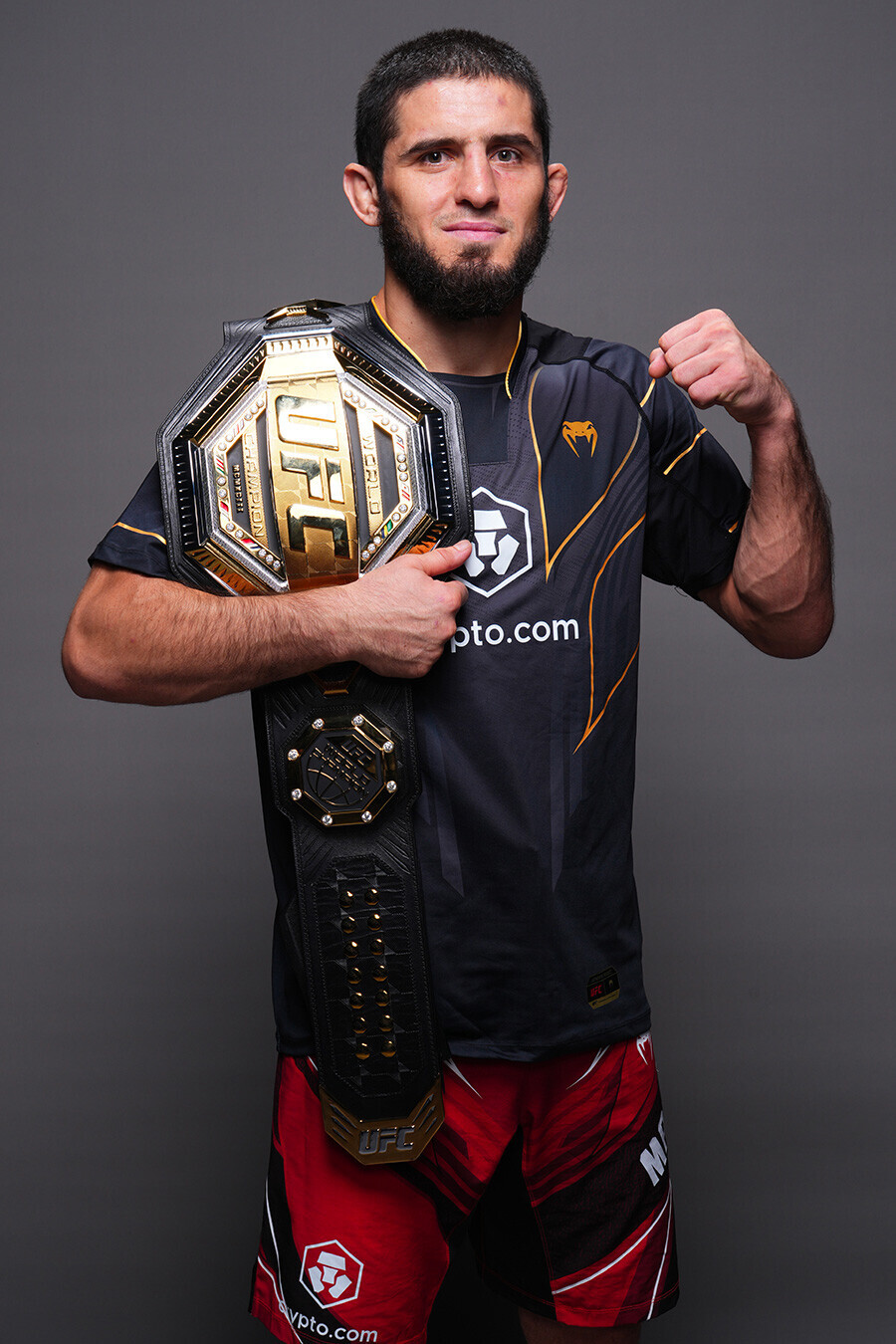 Islam Makhachev posando para foto após vencer o cinturão dos pesos-leves do UFC durante o UFC 280 na Etihad Arena, em 22 de outubro de 2022, em Abu Dhabi, Emirados Árabes Unidos
