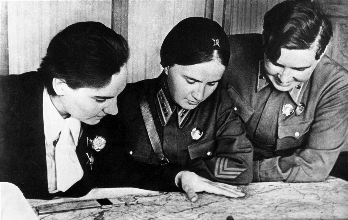 Pahlawan pilot perempuan Uni Soviet (dari kiri ke kanan) Valentina Grizodubova, Polina Osipenko dan Marina Raskova.