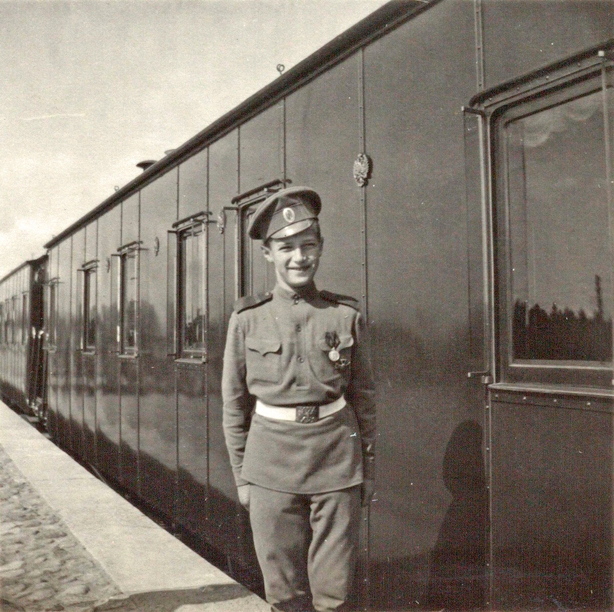 Aleksej, sin Nikolaja II., pred imperatorskim vlakom v Mogilevu, 1915-1916