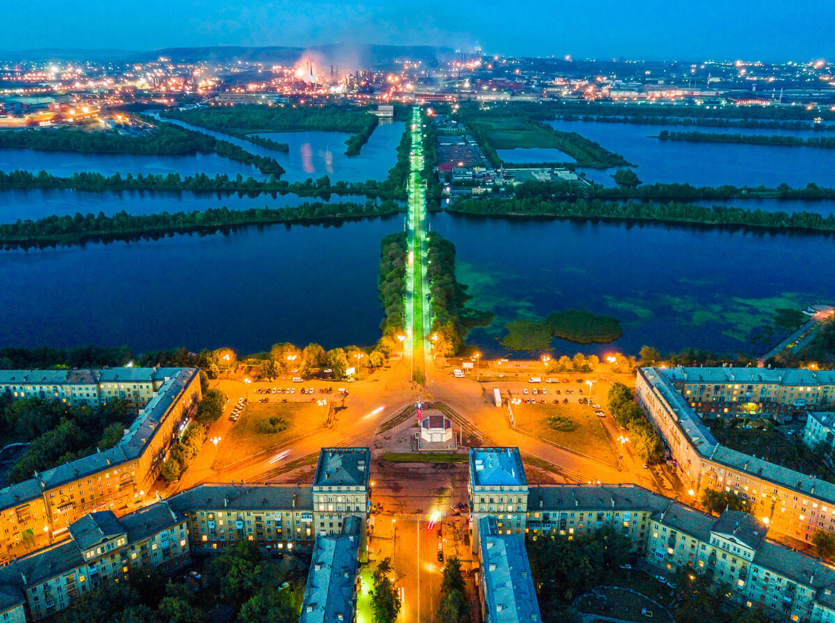 Vista aérea nocturna de Magnitogorsk, ciudad industrial rusa.