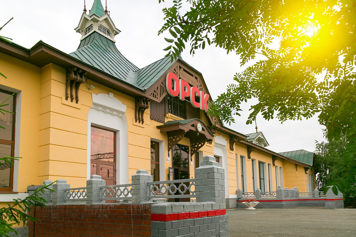 Estación de ferrocarril en la ciudad de Orsk, región de Orenburgo.