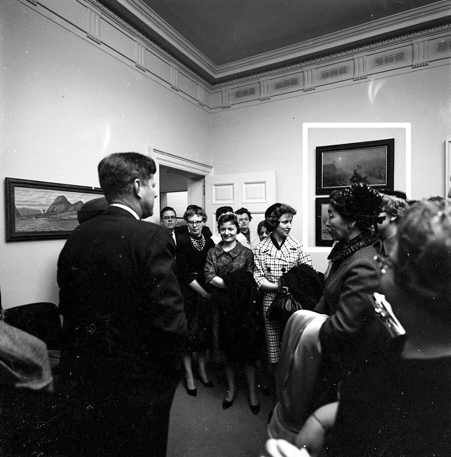 El presidente John F. Kennedy asiste a la ceremonia de juramento de las enfermeras del Ejército de los Estados Unidos. El asistente especial del Presidente, John J. McNally, se encuentra a la izquierda en la puerta. Fish Room, Casa Blanca, Washington, D.C.