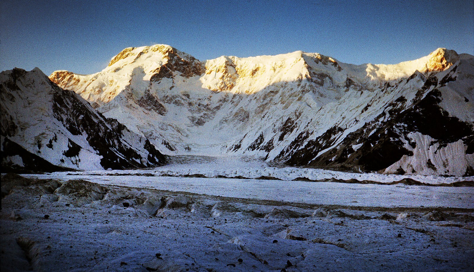 Fotografía de 1987 en la que se aprecia el pico Pobeda.