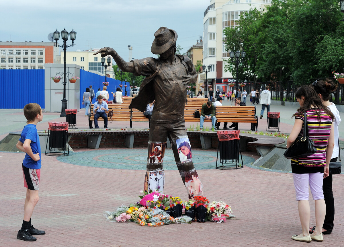 Жители Екатеринбурга у памятника Майклу Джексону на улице Вайнера