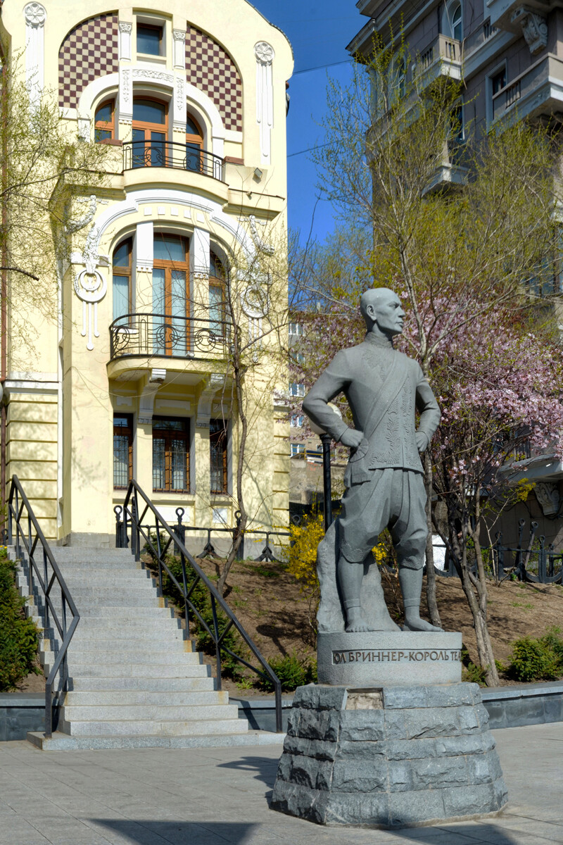 Памятник Бринеру около дома, где он родился, во Владивостоке
