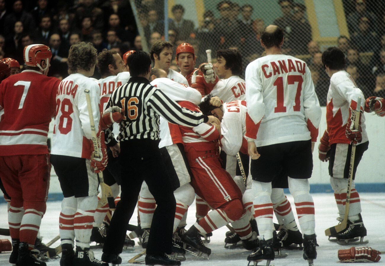 Rod Gilbert du Canada se bat avec Ievgueni Michakov de l'Union soviétique lors du cinquième match de la Série du siècle 1972, le 22 septembre 1972 au palais des glaces Loujniki à Moscou.