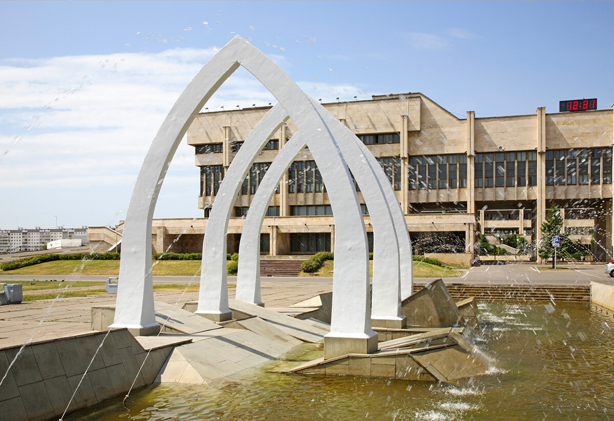 Fountain near townhouse in Naberezhnye Chelny