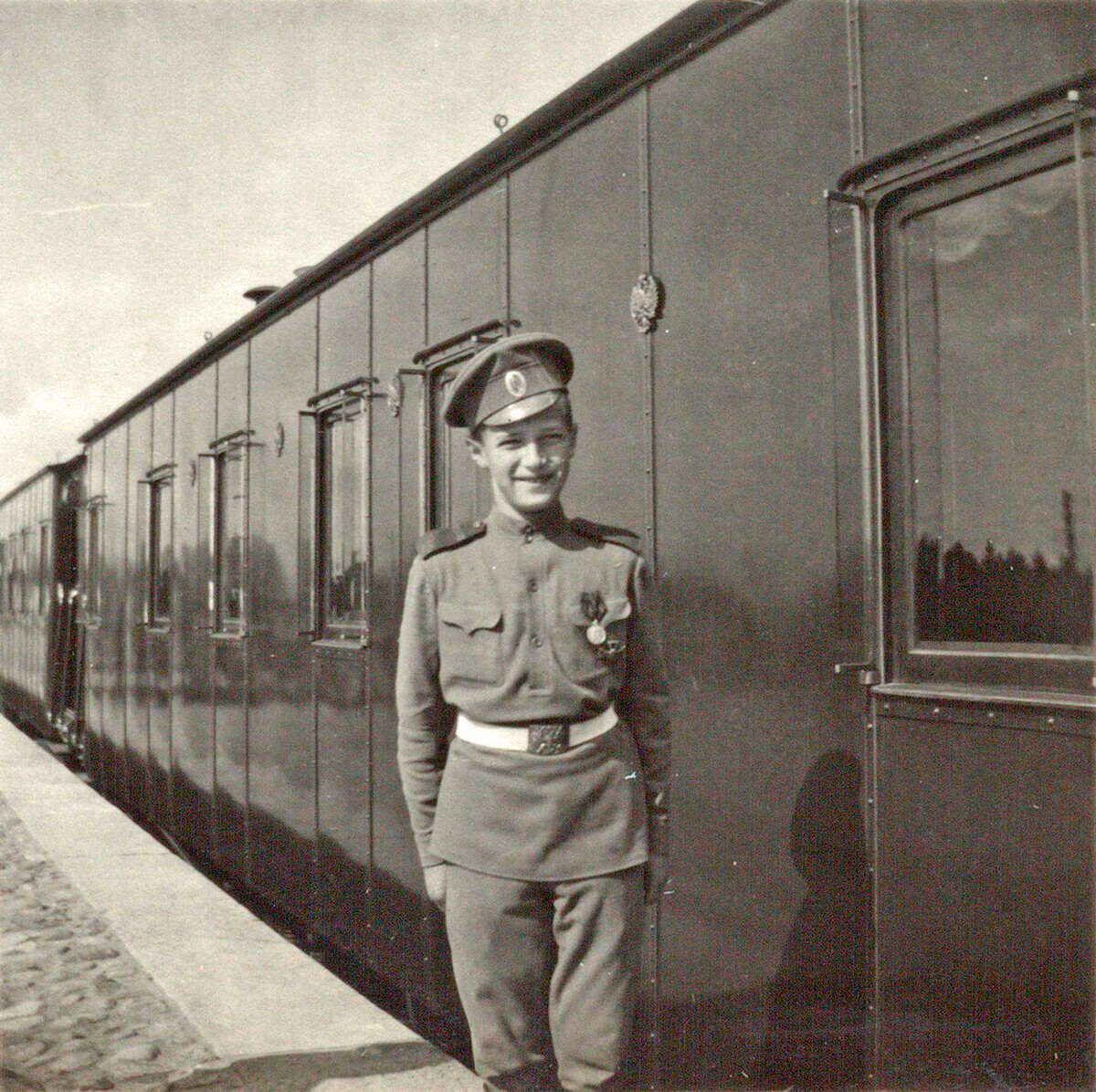 Алексеј, син на царот Николаја II пред Императорскиот воза у Могиљово, 1915-1916
