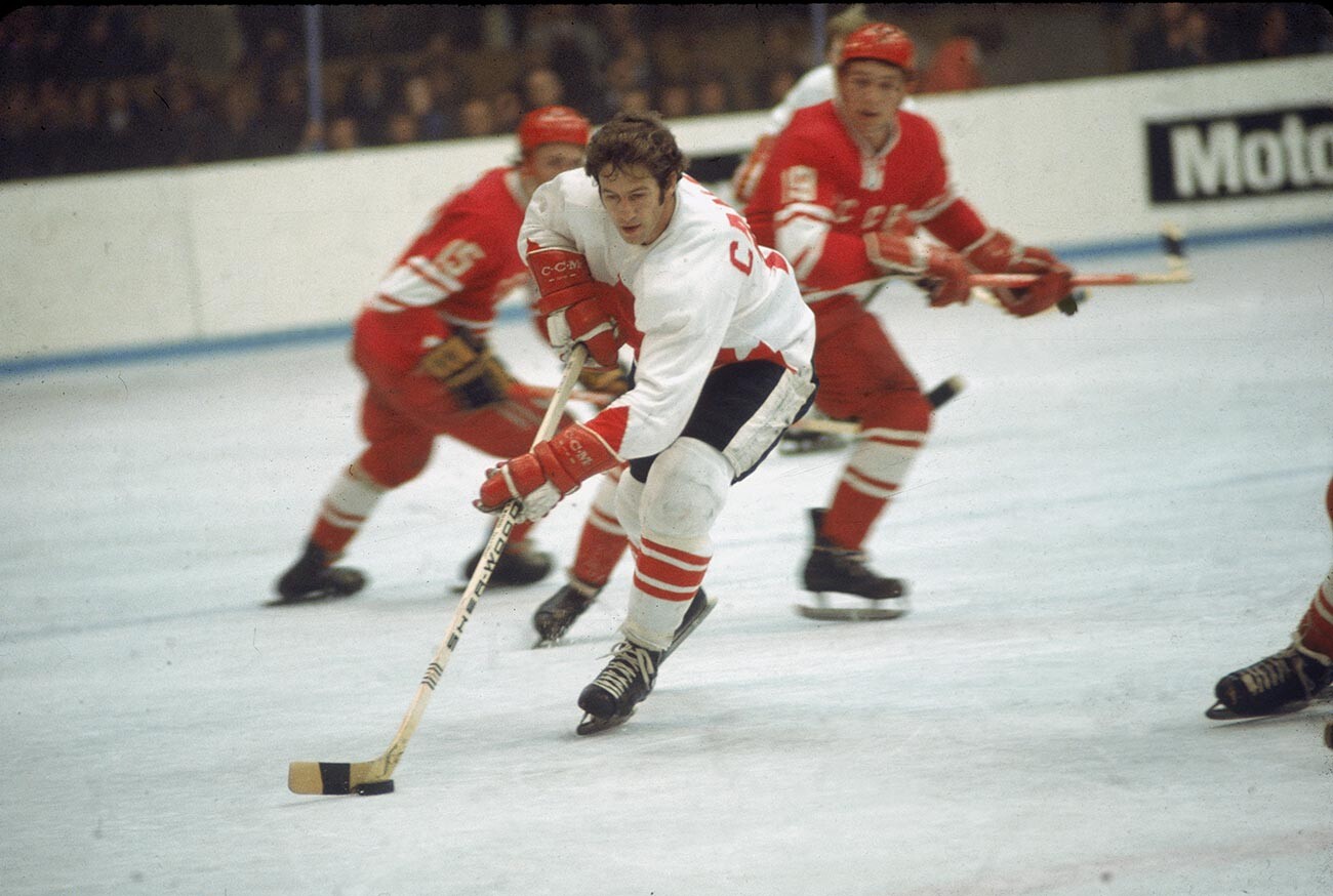Канадският професионален хокеист Жан Рател от отбора на Канада в контрола на шайбата по време на мач от 1972