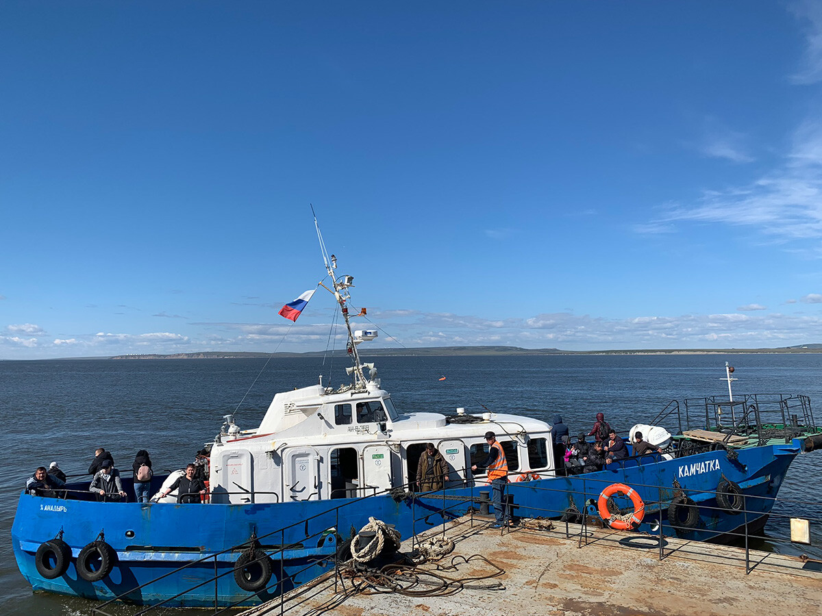 Le navire Kamtchatka, faisant la navette entre Anadyr et l'aéroport à travers l'estuaire