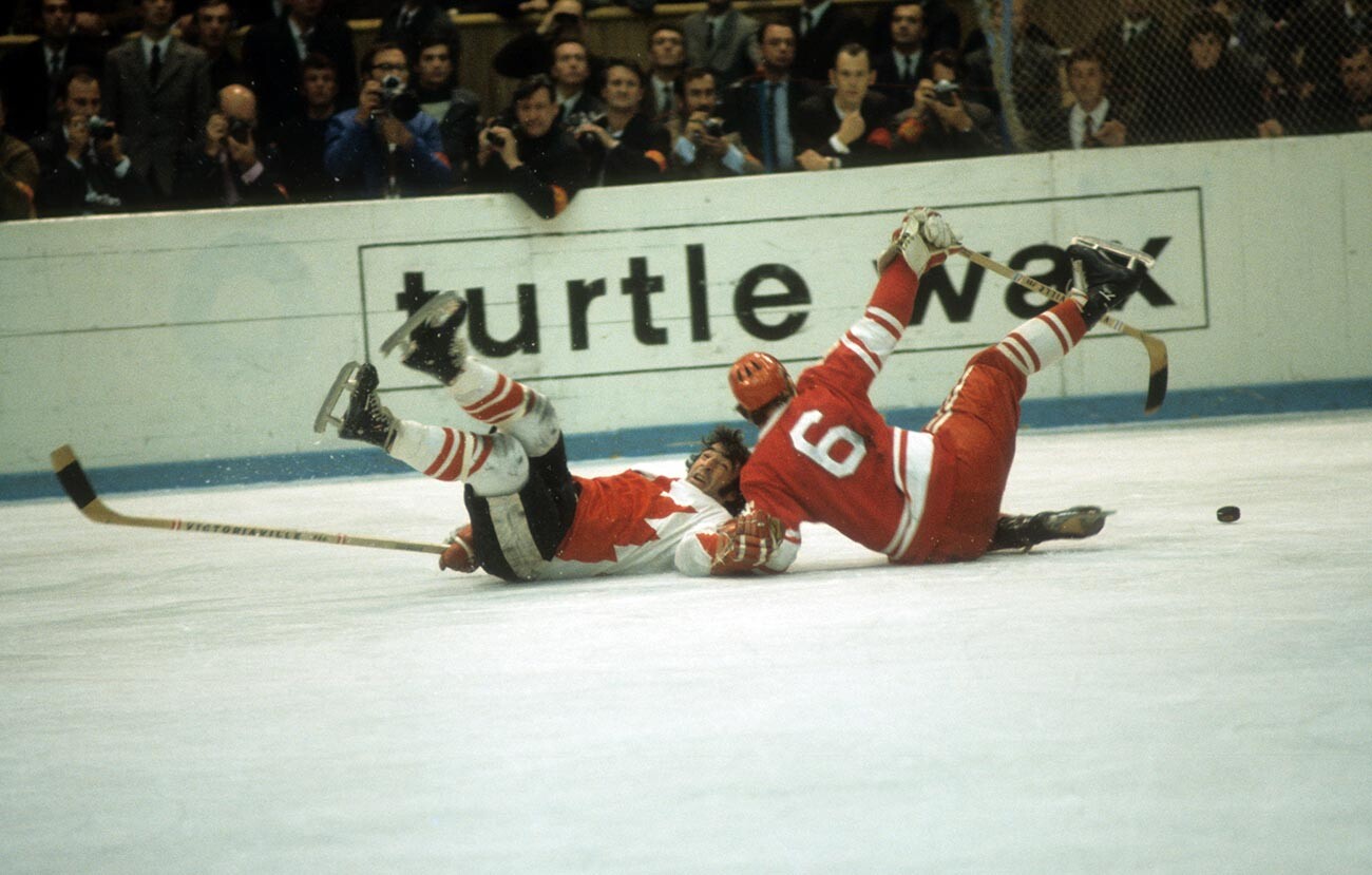 J.P. Parise št. 22 iz Kanade in Valerij Vasiljev št. 6 iz Sovjetske zveze trčita med tekmo Summit Series leta 1972 v ledeni dvorani Lužniki v Moskvi v Rusiji. 