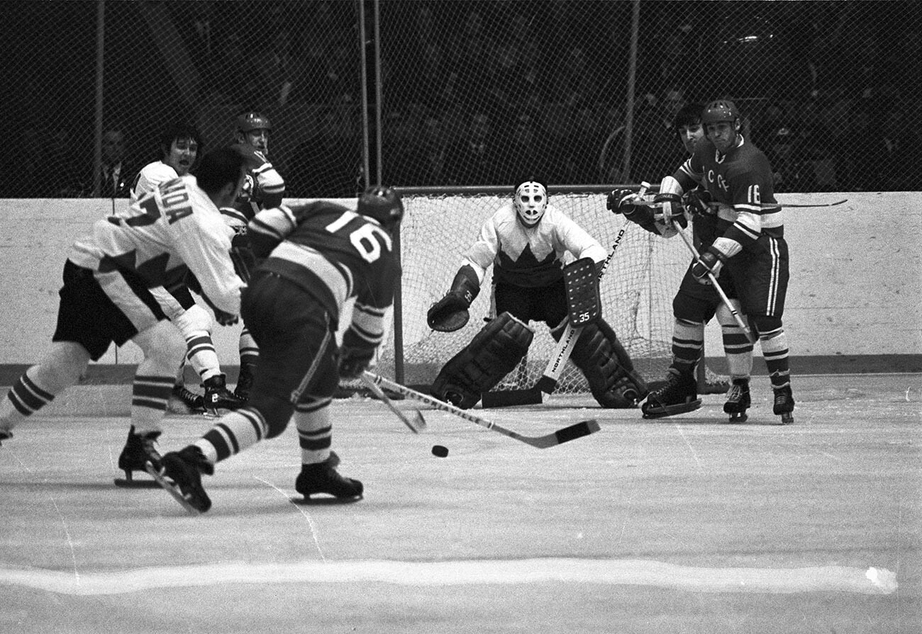 Summit Series hokejskih tekem med reprezentancama ZSSR in Kanade leta 1972. Palača športa v Lužnikih. Napet trenutek pri kanadskem golu. 